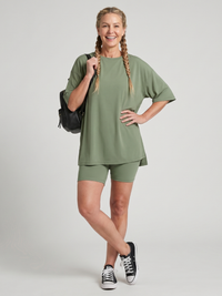 Colette | Top de manga corta con cuello redondo y pantalones cortos tipo biker