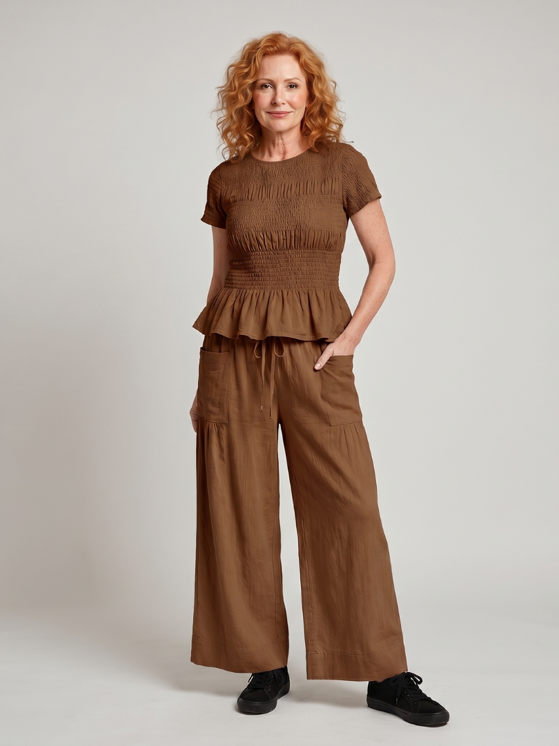 Eirenne | Conjunto de top fruncido con detalle de peplum y pantalones de pierna ancha