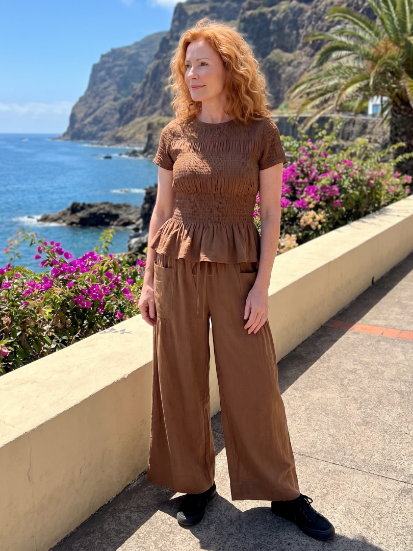 Eirenne | Conjunto de top fruncido con detalle de peplum y pantalones de pierna ancha