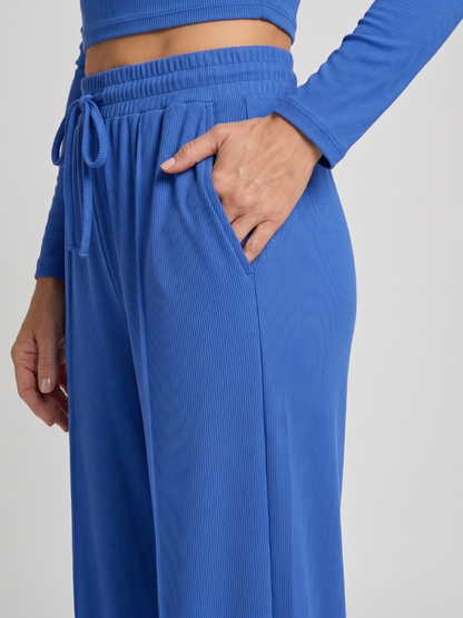 Avam | Conjunto de top corto de manga larga y cuello redondo con pantalones