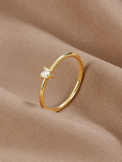 Leonie – Simple Gold Ring with Smooth Surface